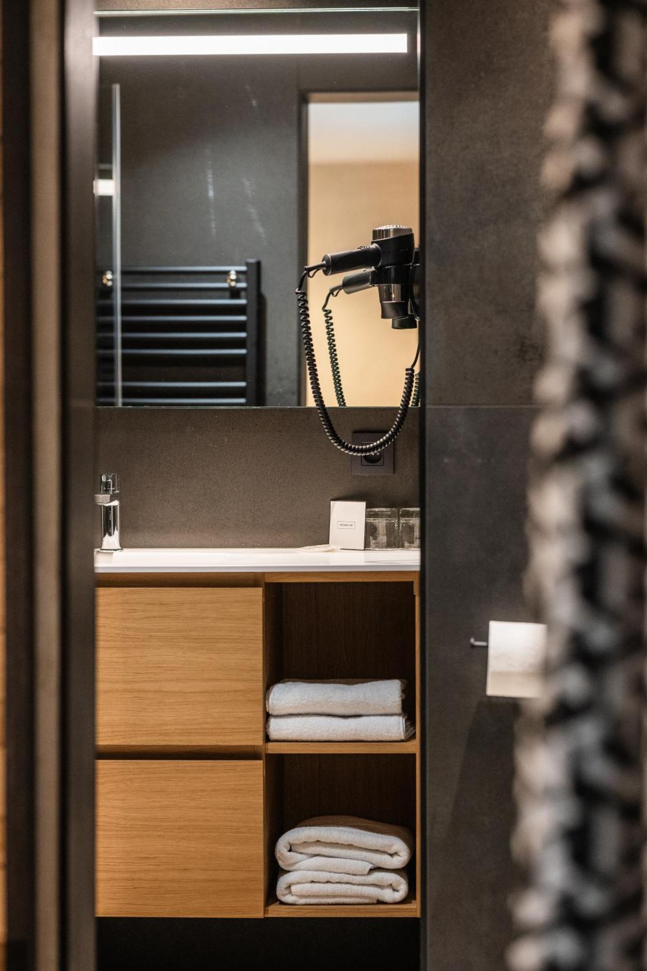 Hostellerie La Claire Fontaine, Logis Hotels & Spa Ла-Рош-ан-Арден Экстерьер фото